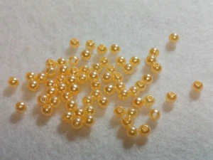 Perličky 4 mm - tm. smetanová