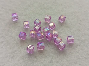 Kostička 6 x 6 x 6 mm - sv. fialová, AB efekt