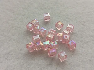 Kostička 6 x 6 x 6 mm - sv. růžová, AB efekt