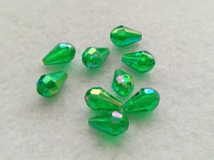 Broušená kapka 12 x 8 mm - tm. zelená s AB efektem