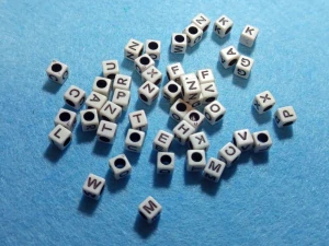 Písmena 6 x 6 x 6 mm - bíločerná