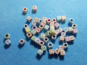 Písmena 6 x 6 x 6 mm - bílobarevná