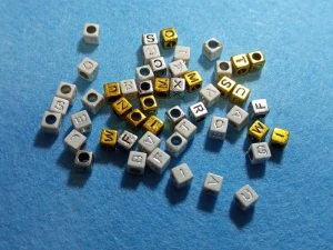 Písmena 6 x 6 x 6 mm - metalický MIX