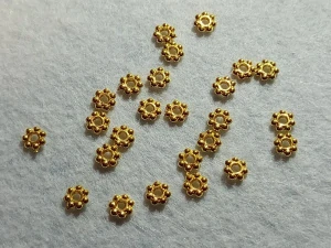 Kaplík kytička 6 mm - zlatý pokov